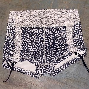 Lululemon booty shorts yoga size 6